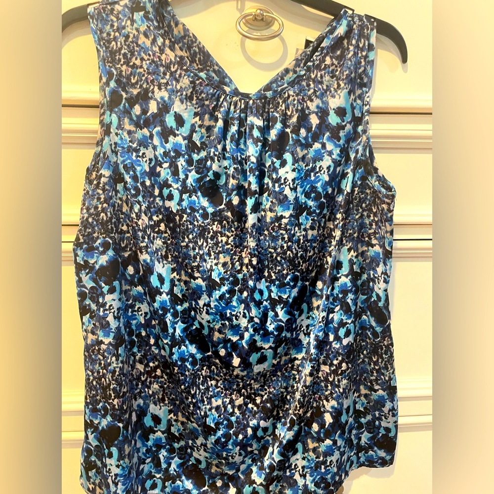 Tahari ASL, sleeveless blouse. Great condition. No flaws size M